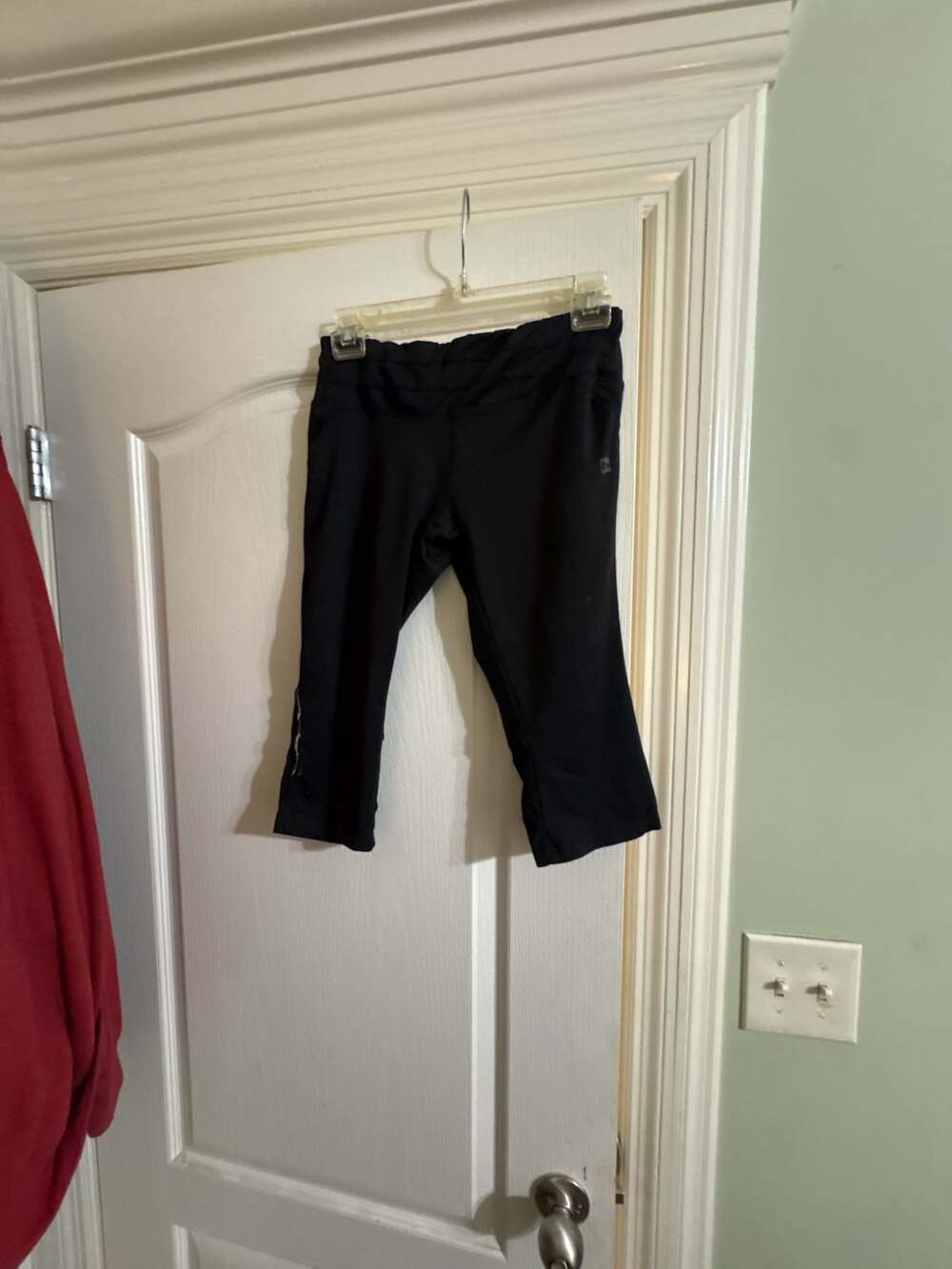 Hind Black Athletic Capri Leggings
